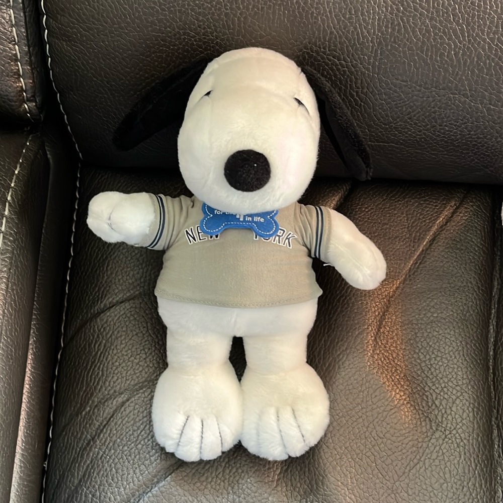 Snoopy stuffed animal with snoopy met life tee